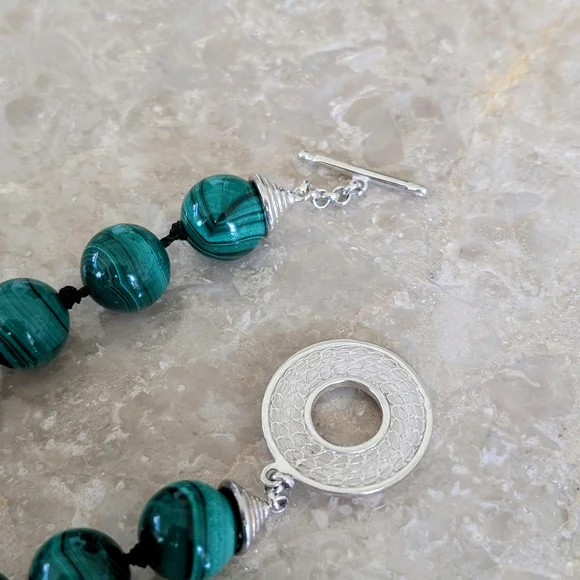 Elegant Green Beaded Necklace - Picture 3 of 5